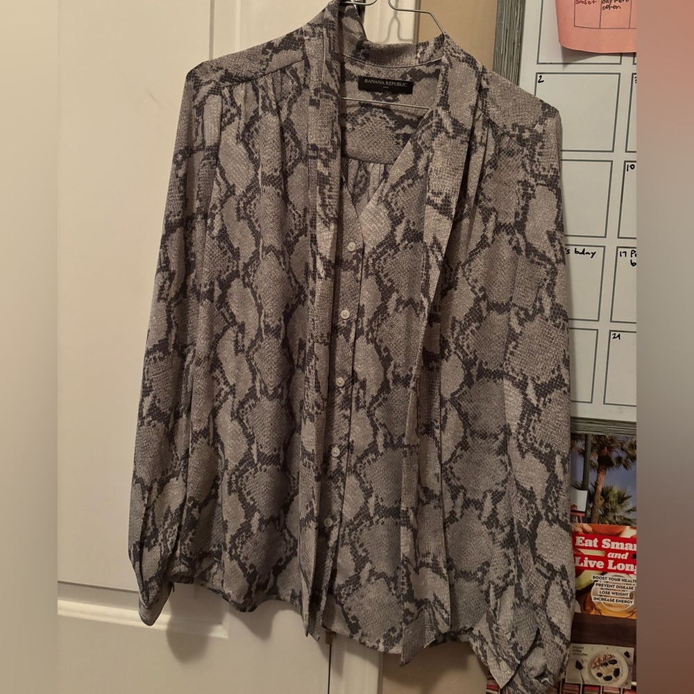 Banana Republic Gray Patterned Top